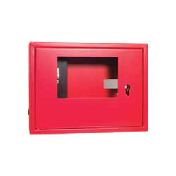 Caja metálica de color rojo para el montaje en pared del conjunto INTE